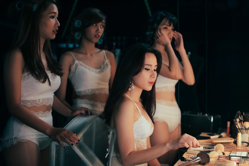 Lưu Hương Giang khoe eo nhỏ, chân thon - 3