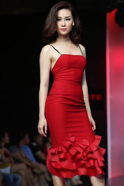 Thanh Hằng diện váy cổ V gợi cảm đi catwalk - 9