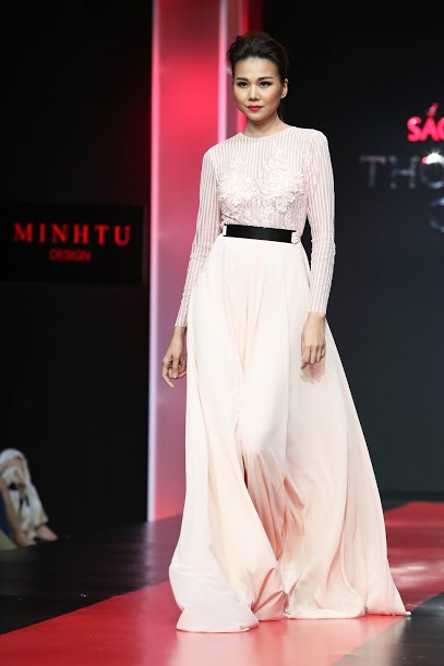 Thanh Hằng diện váy cổ V gợi cảm đi catwalk - 4