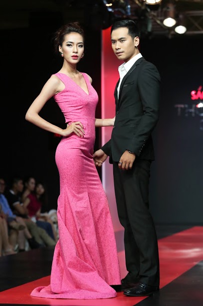 Thanh Hằng diện váy cổ V gợi cảm đi catwalk - 12