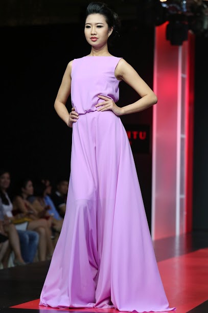 Thanh Hằng diện váy cổ V gợi cảm đi catwalk - 14