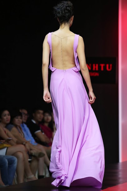 Thanh Hằng diện váy cổ V gợi cảm đi catwalk - 15