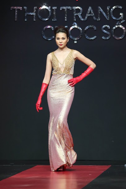 Thanh Hằng diện váy cổ V gợi cảm đi catwalk - 2