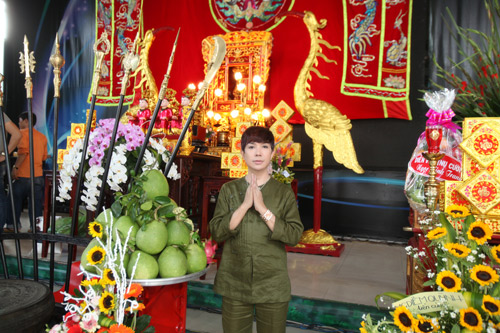 Long Nhật mặc áo lạ trong lễ giỗ tổ do Hoài Linh tổ chức - 1
