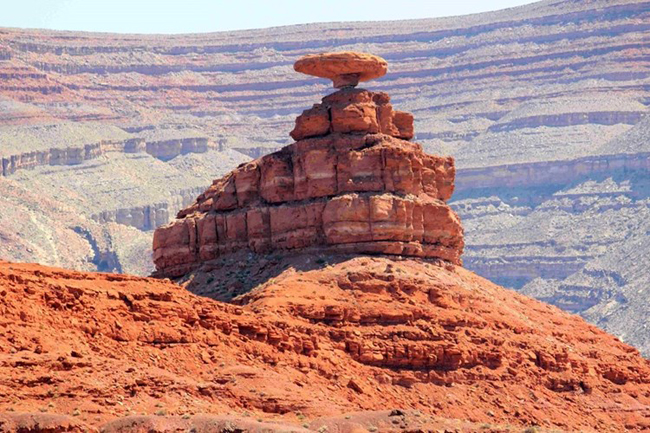 Tảng Mexican Hat (Mũ của người Mexico) nằm ngay ngoài thung lũng Monument ở hạt San Juan, Utah, Mỹ. Du khách có thể nhìn thấy tảng sa thạch rộng 18 m và cao 3,7 m từ đằng xa. Đây cũng là điểm leo núi yêu thích của những người ưa mạo hiểm.
