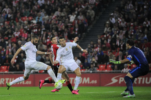 Benzema: "Mèo" của Mourinho, "hổ" của Benitez - 1