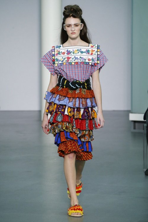 Mẫu Việt chân dài 1m15 sải bước tại Milan FW - 12