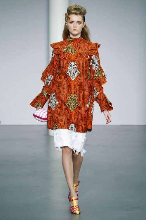 Mẫu Việt chân dài 1m15 sải bước tại Milan FW - 13