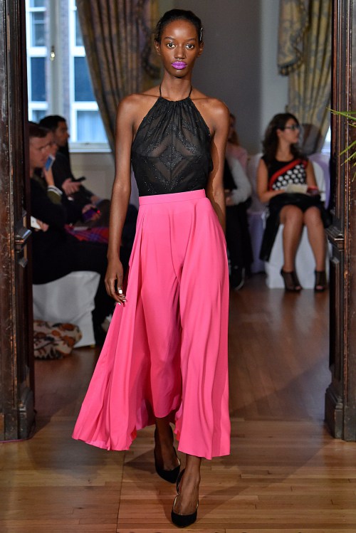 Hoàng Thuỳ đã có show diễn thứ 3 tại London FW - 7