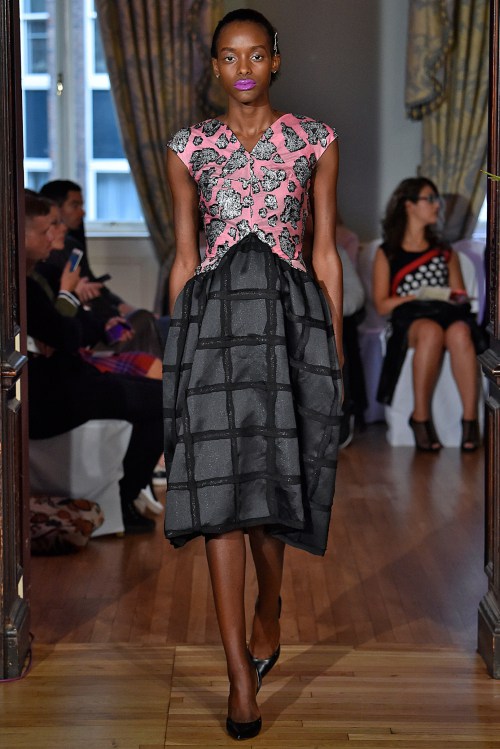 Hoàng Thuỳ đã có show diễn thứ 3 tại London FW - 8