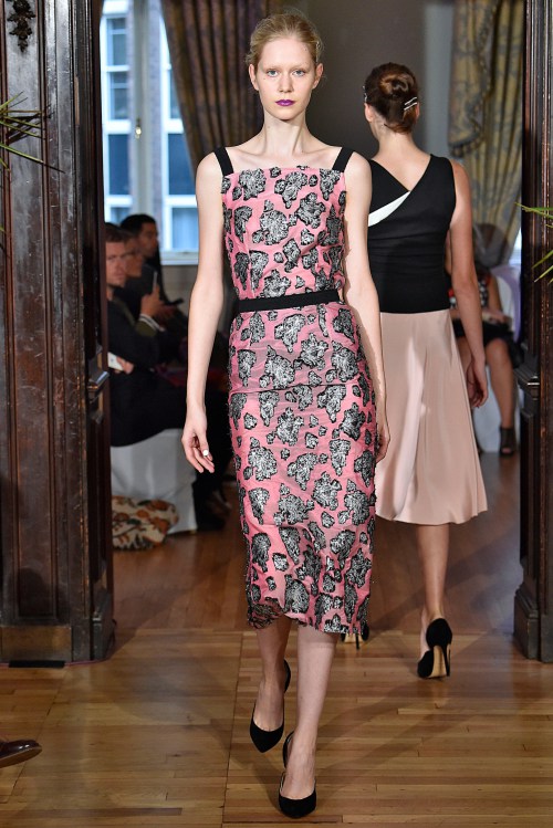 Hoàng Thuỳ đã có show diễn thứ 3 tại London FW - 10