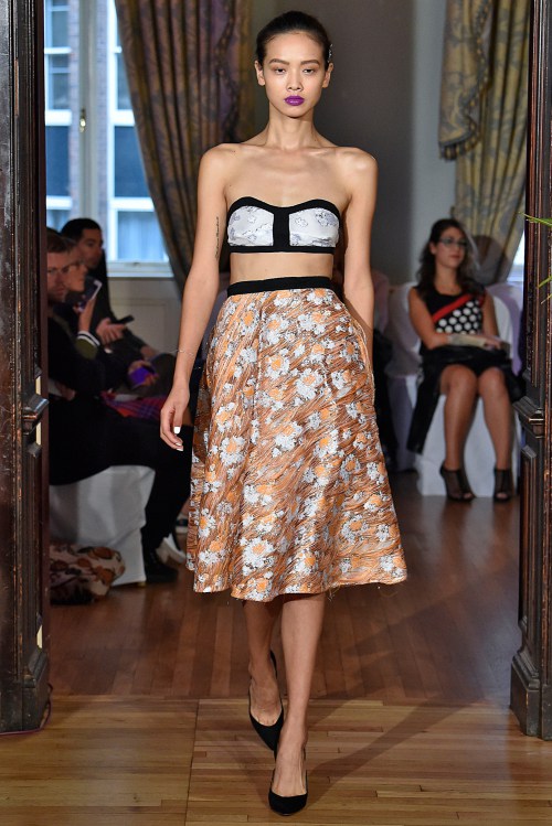 Hoàng Thuỳ đã có show diễn thứ 3 tại London FW - 11