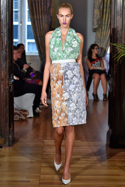 Hoàng Thuỳ đã có show diễn thứ 3 tại London FW - 12