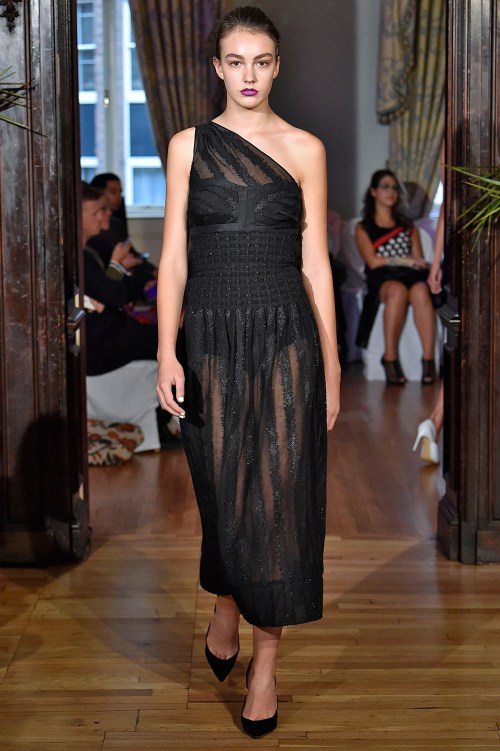 Hoàng Thuỳ đã có show diễn thứ 3 tại London FW - 13