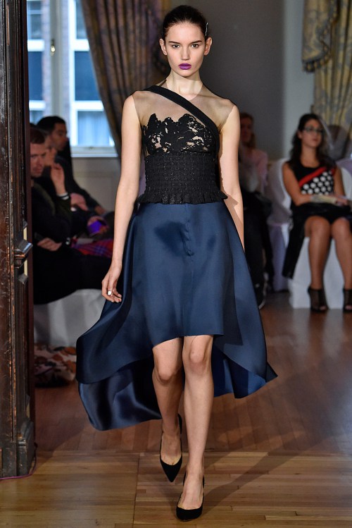 Hoàng Thuỳ đã có show diễn thứ 3 tại London FW - 2