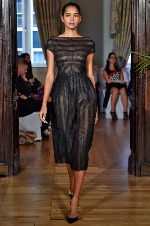 Hoàng Thuỳ đã có show diễn thứ 3 tại London FW - 6