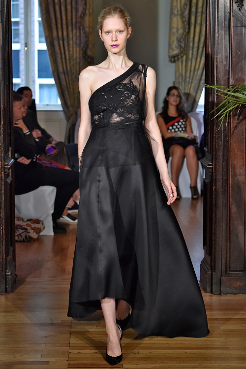 Hoàng Thuỳ đã có show diễn thứ 3 tại London FW - 8