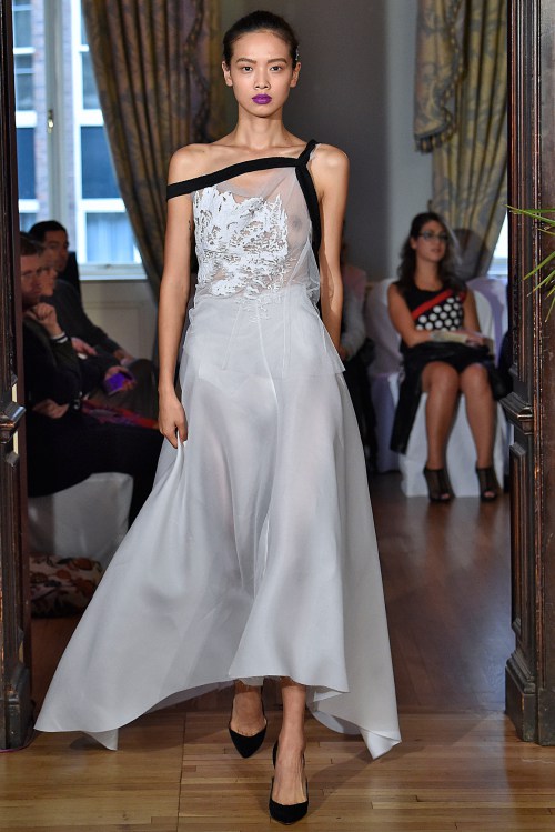 Hoàng Thuỳ đã có show diễn thứ 3 tại London FW - 9