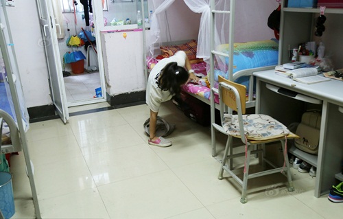 Cô gái 19 tuổi cụt chân một mình chống chọi với cuộc sống - 2