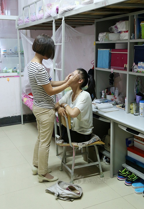 Cô gái 19 tuổi cụt chân một mình chống chọi với cuộc sống - 4