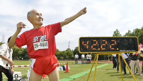 Cụ ông 105 tuổi chạy 100m nhanh nhất thế giới - 1