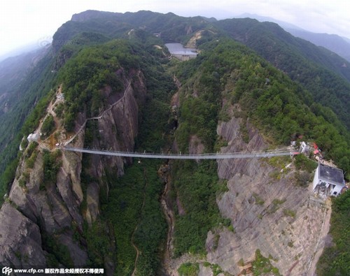 "Toát mồ hôi" với cây cầu bằng kính cao nhất thế giới - 1