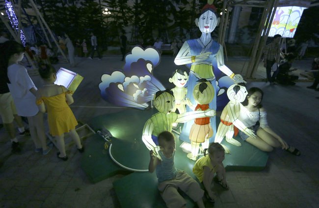 Ngắm khu vườn cổ tích bằng đèn lồng lớn nhất Việt Nam - 4