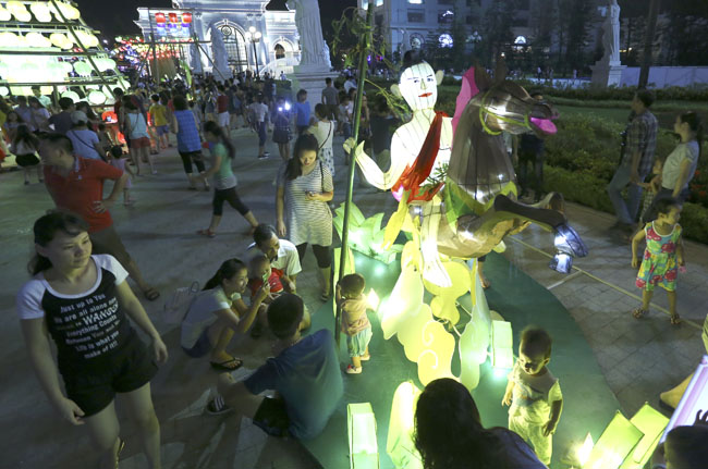 Ngắm khu vườn cổ tích bằng đèn lồng lớn nhất Việt Nam - 5