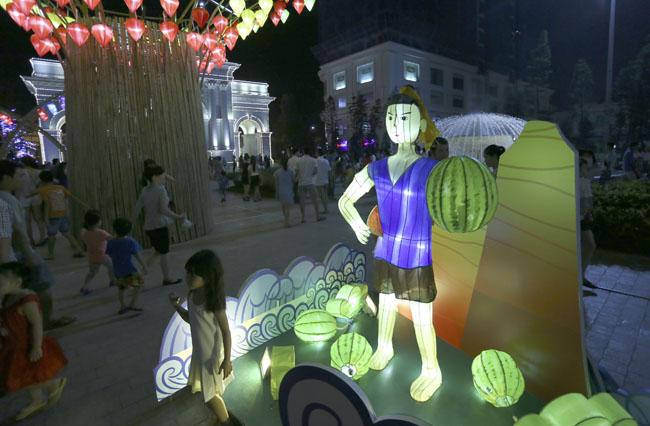 Ngắm khu vườn cổ tích bằng đèn lồng lớn nhất Việt Nam - 7