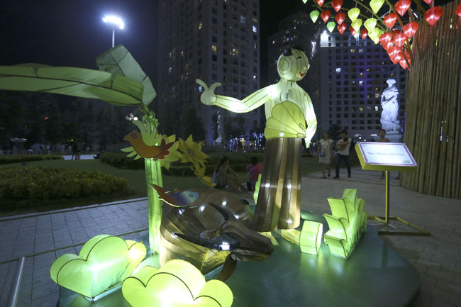 Ngắm khu vườn cổ tích bằng đèn lồng lớn nhất Việt Nam - 8