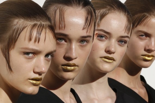 Prada gây ngỡ ngàng với người mẫu tô son vàng óng - 4