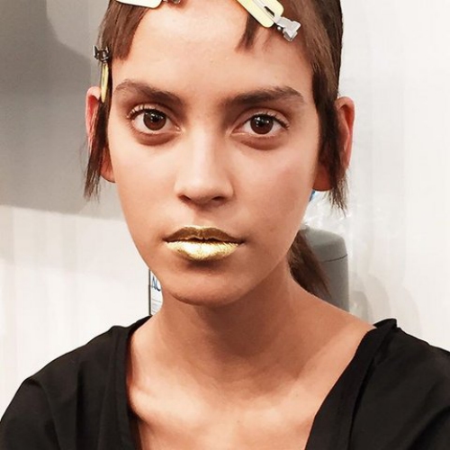 Prada gây ngỡ ngàng với người mẫu tô son vàng óng - 3