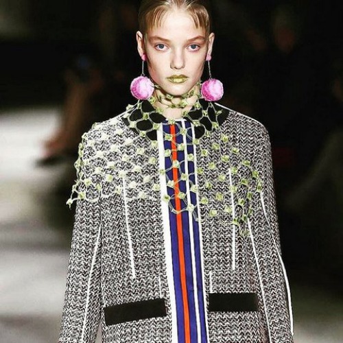 Prada gây ngỡ ngàng với người mẫu tô son vàng óng - 6