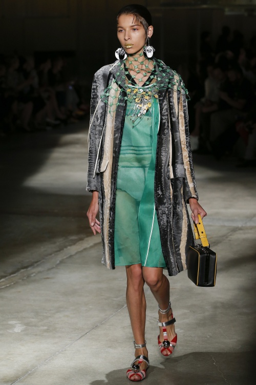 Prada gây ngỡ ngàng với người mẫu tô son vàng óng - 7