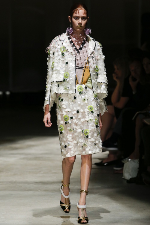 Prada gây ngỡ ngàng với người mẫu tô son vàng óng - 9