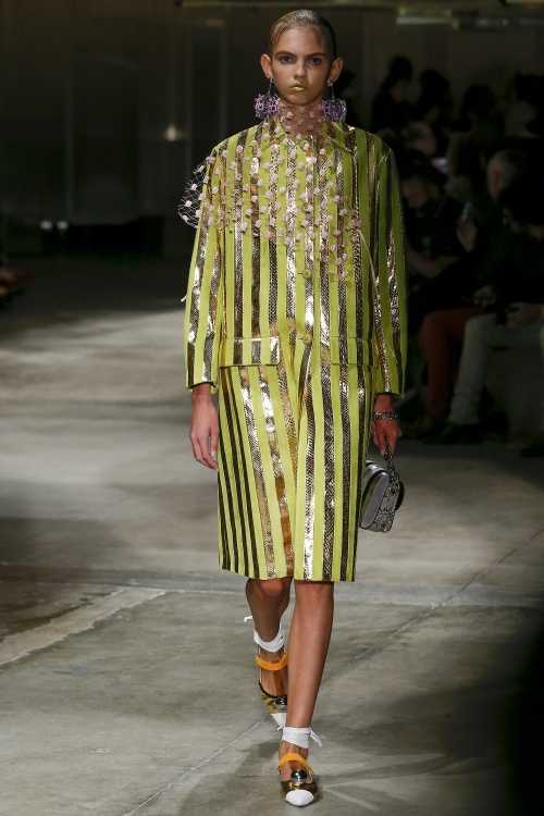 Prada gây ngỡ ngàng với người mẫu tô son vàng óng - 10