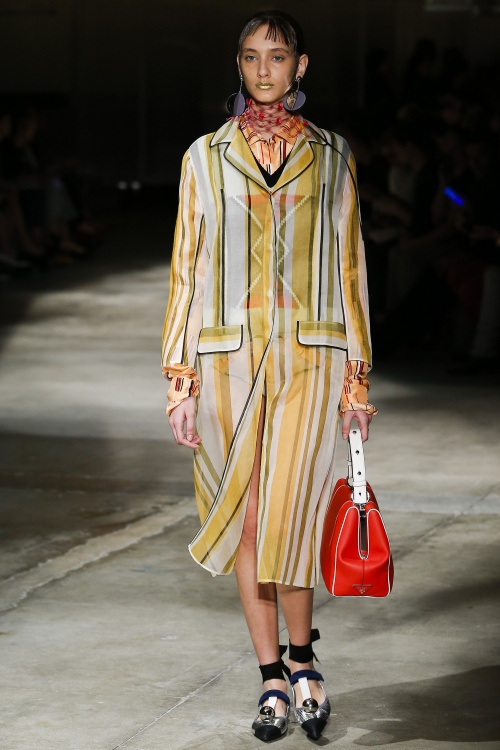 Prada gây ngỡ ngàng với người mẫu tô son vàng óng - 11