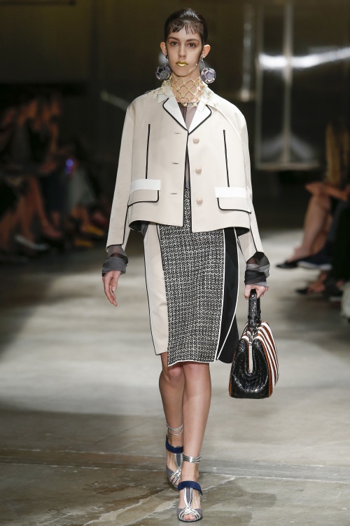 Prada gây ngỡ ngàng với người mẫu tô son vàng óng - 14