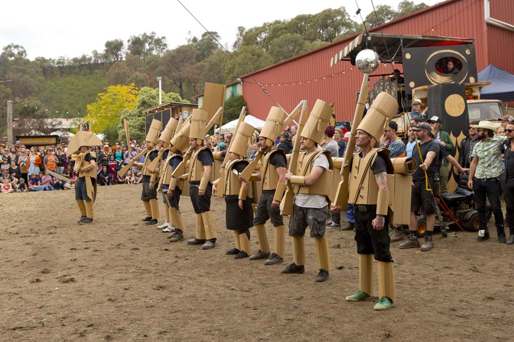 Video: Cuộc chiến cuồng nhiệt với... thùng các-tông - 3