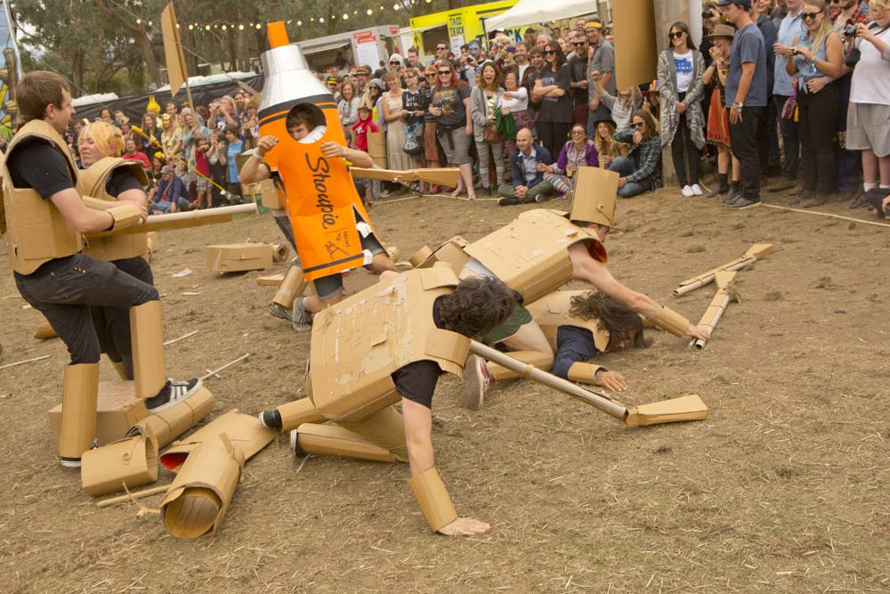 Video: Cuộc chiến cuồng nhiệt với... thùng các-tông - 4