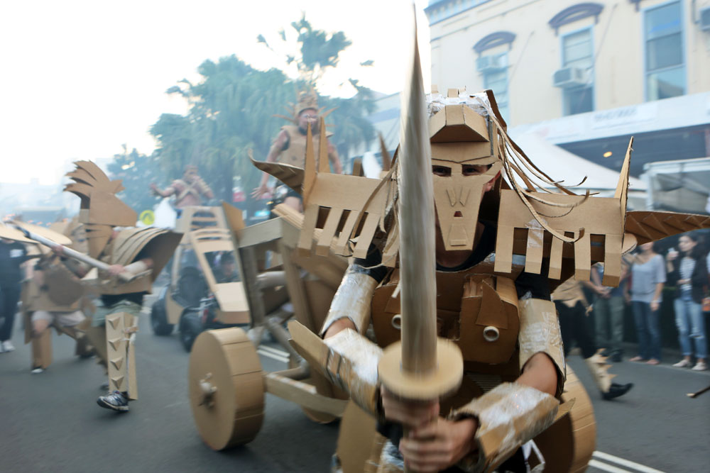 Video: Cuộc chiến cuồng nhiệt với... thùng các-tông - 5