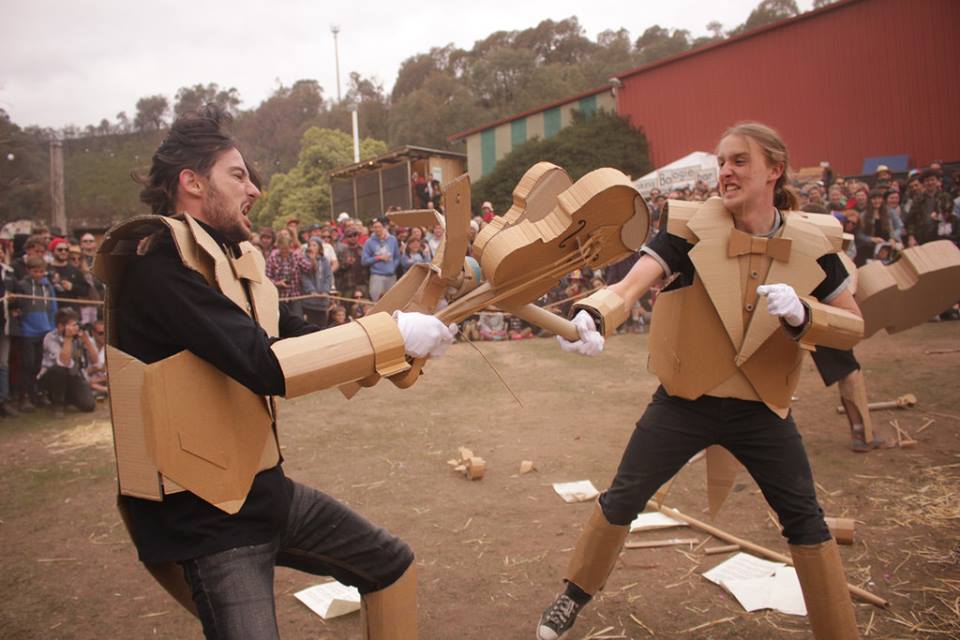 Video: Cuộc chiến cuồng nhiệt với... thùng các-tông - 6