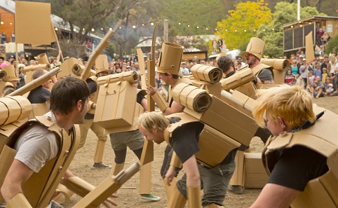 Video: Cuộc chiến cuồng nhiệt với... thùng các-tông - 7