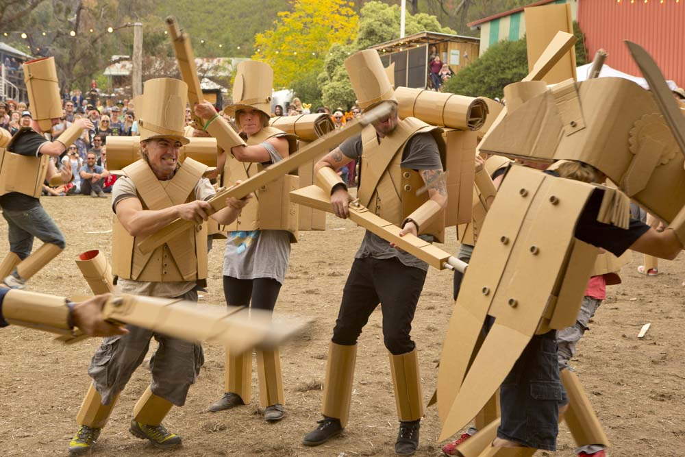 Video: Cuộc chiến cuồng nhiệt với... thùng các-tông - 10