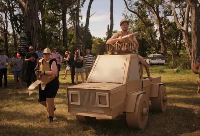 Video: Cuộc chiến cuồng nhiệt với... thùng các-tông - 3