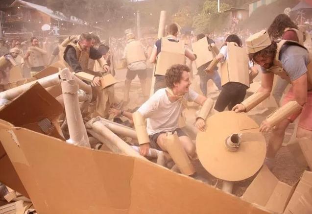 Video: Cuộc chiến cuồng nhiệt với... thùng các-tông - 7