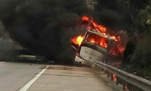 TQ: Xe buýt cháy dữ dội trên cao tốc, 21 người chết - 1