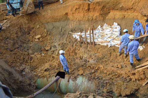 Đường ống nước từ sông Đà về Hà Nội liên tiếp bị vỡ - 1