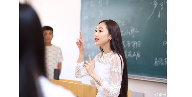 Cô giáo Hứa Đa Ngữ Nhi hiện là giảng viên của trường Đại học Bách khoa Đại Liên, Trung Quốc