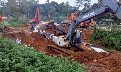 Hiện trường vụ vỡ đường ống nước sông Đà - 8